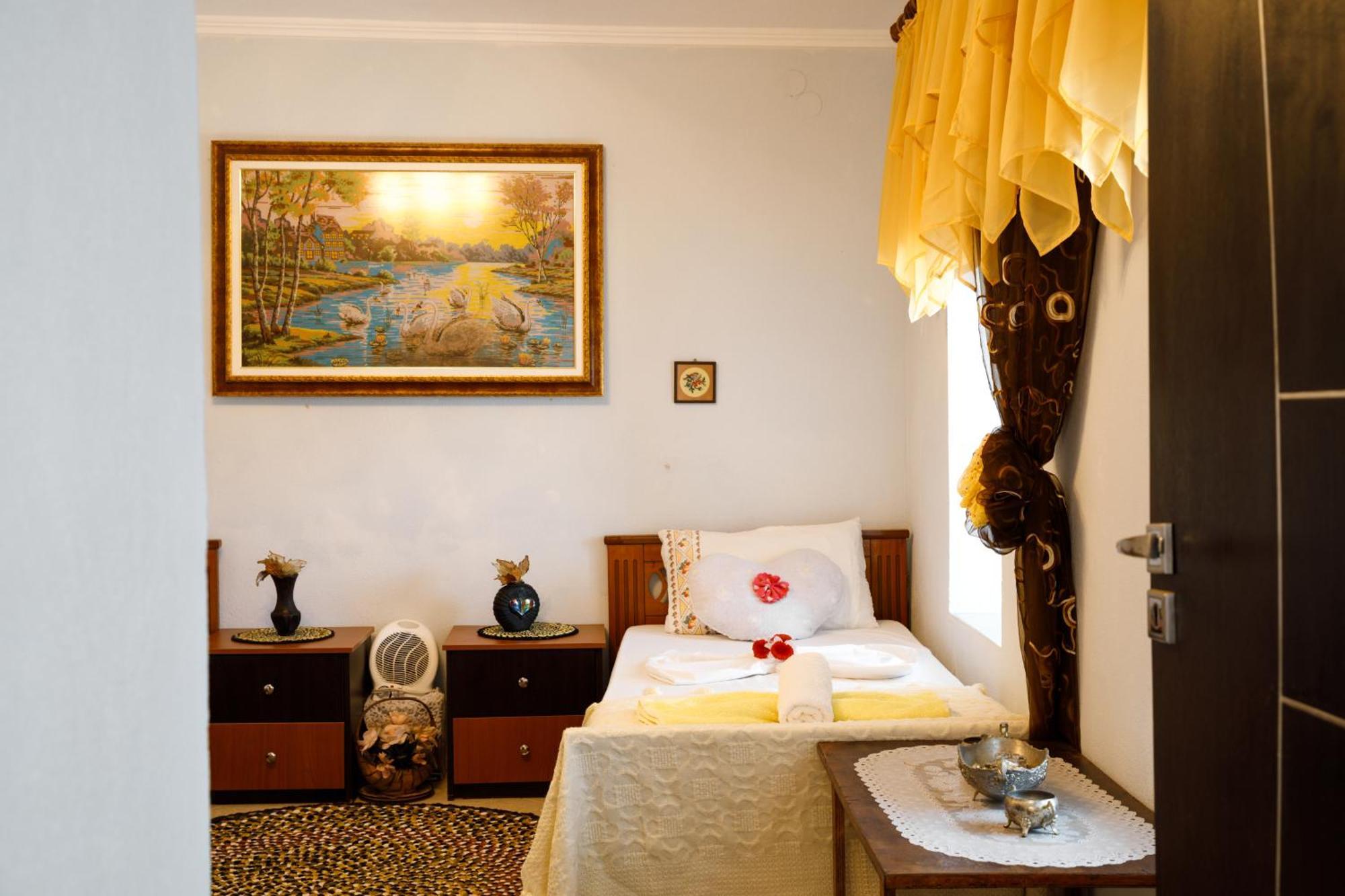 Leka Guesthouse Gjirokastër Dış mekan fotoğraf