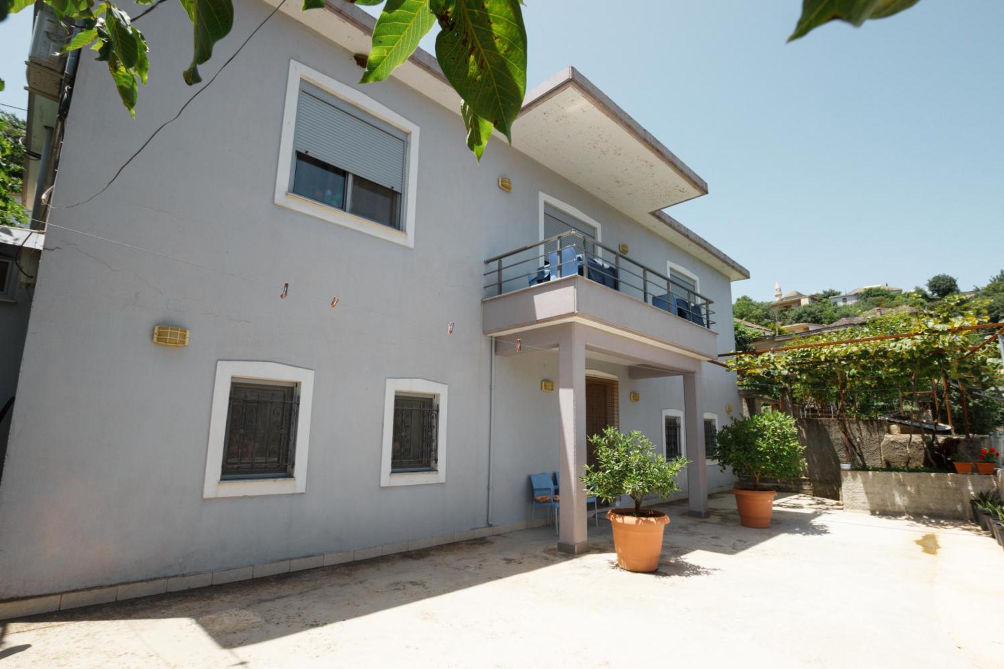 Leka Guesthouse Gjirokastër Dış mekan fotoğraf