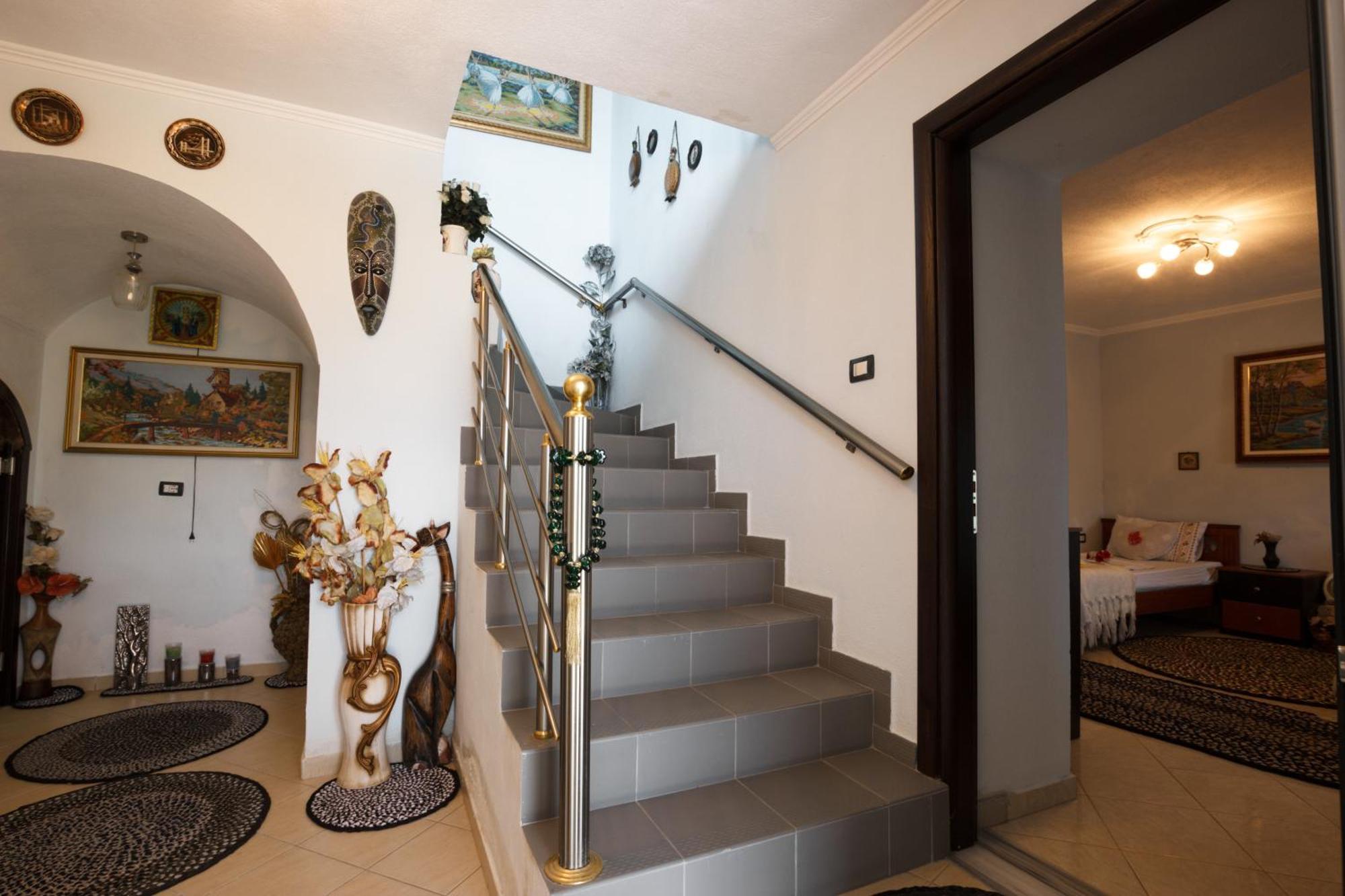 Leka Guesthouse Gjirokastër Dış mekan fotoğraf
